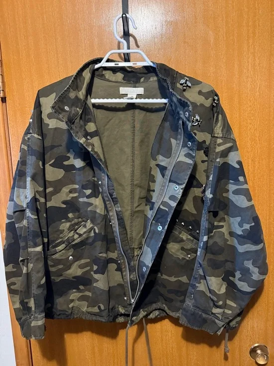 H&M Men's Olive & Black Camo Field Jacket with Stud Accents - Picture 3 of 6